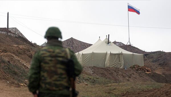 Военнослужащий на КПП у входа на базу российских миротворцев в Нагорном Карабахе - Sputnik Армения