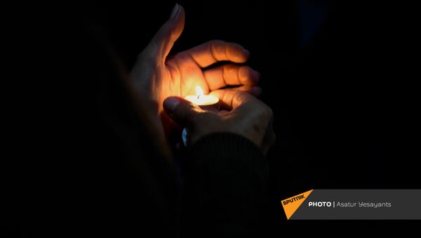Траурное шествие граждан с зажженными свечами в память о погибших в карабахской войне к Матенадарану (14 ноября 2020). Еревaн - Sputnik Армения