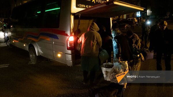 Беженцы из Карабаха прибыли из Еревана в Степанакерт (15 ноября 2020). Карабах - Sputnik Արմենիա