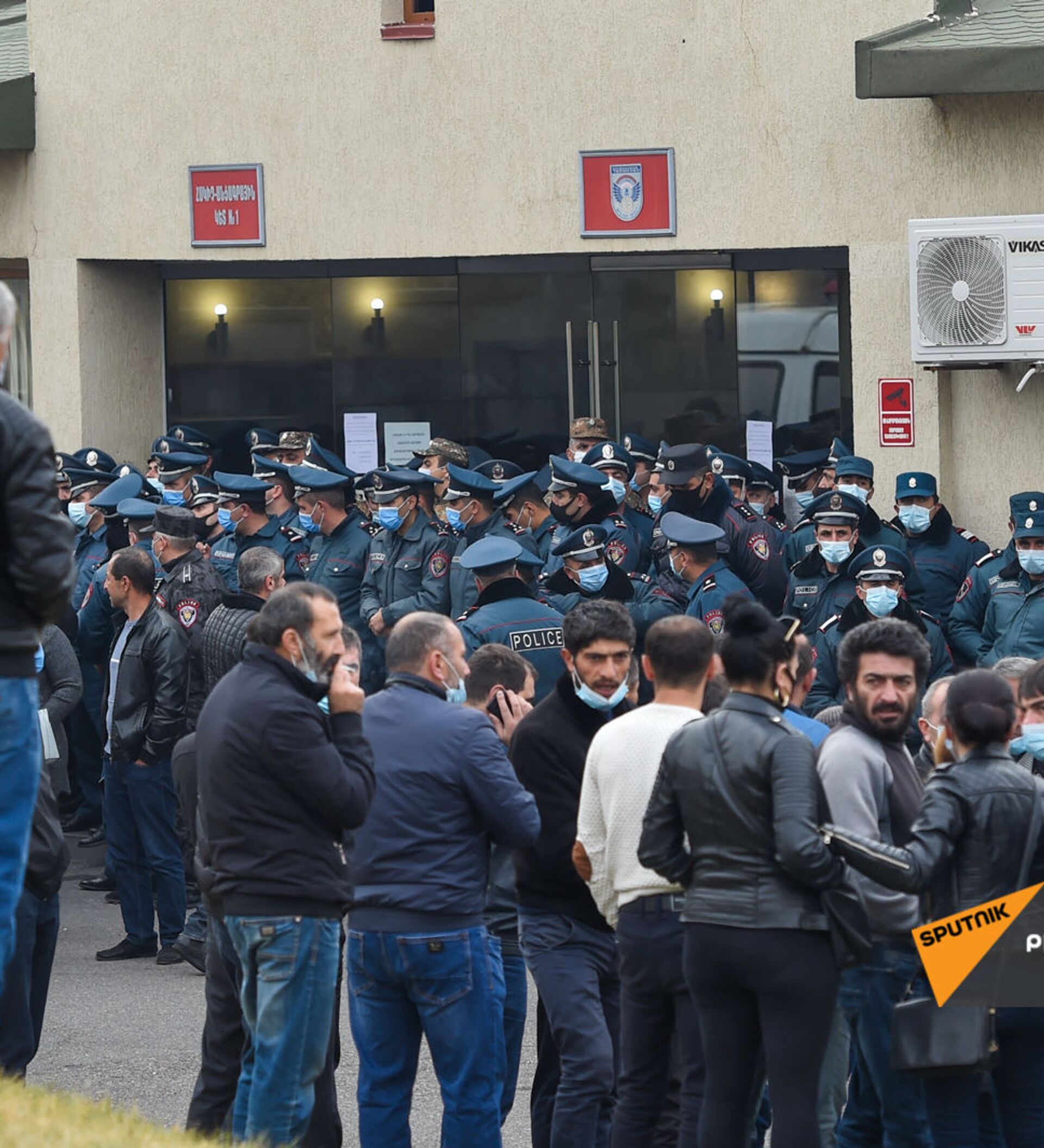 Охрана правительства. Акции протеста в Армении перед зданием Минобороны. Протесты в Армении родителей.