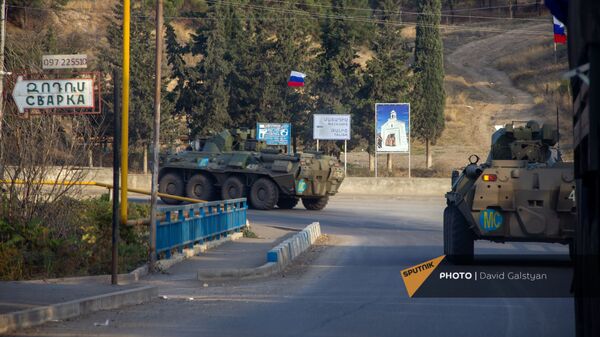Колонна российских миротворцев направляется к монастырскому комплексу Дадиванк (16 ноября 2020). Карабах - Sputnik Արմենիա