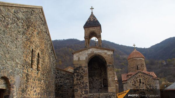 Российские миротворцы у монастырского комплекса Дадиванк (16 ноября 2020). Карабах - Sputnik Армения