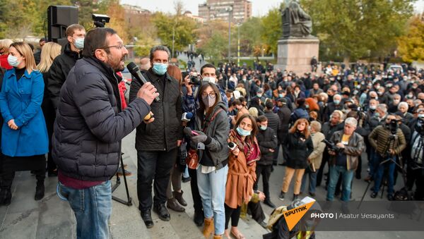 Бывший депутат, член партии АРФ Дашнакцутюн Гегам Манукян выступает во время митинга на площади Свободы (16 ноября 2020). Еревaн - Sputnik Արմենիա