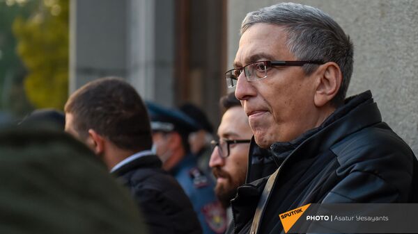 Продюсер, сценарист Армен Григорян во время митинга на площади Свободы (16 ноября 2020). Еревaн - Sputnik Армения