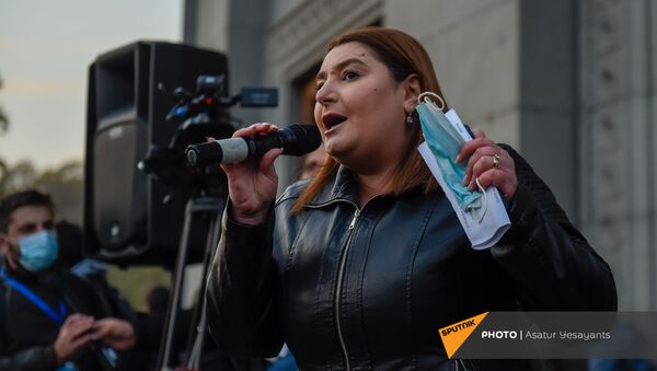 Депутат от фракции Процветающая Армения Иветта Тоноян выступает во время митинга на площади Свободы (16 ноября 2020). Еревaн - Sputnik Արմենիա