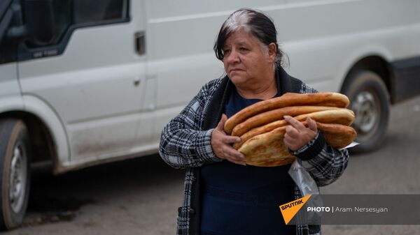 Հաց գնած կին. արխիվային լուսանկար - Sputnik Արմենիա