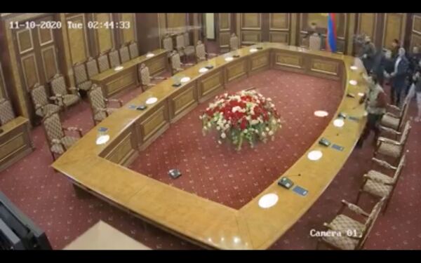 Ваш депутат был среди погромщиков: инцидент в парламенте Армении Ваш депутат был среди погромщиков: инцидент в парламенте Армении - Sputnik Армения