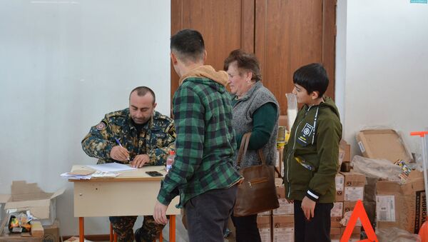 ГСЧС Карабаха продолжает обеспечивать продовольствием и необходимыми принадлежностями семьи, вернувшиеся в Карабах - Sputnik Արմենիա