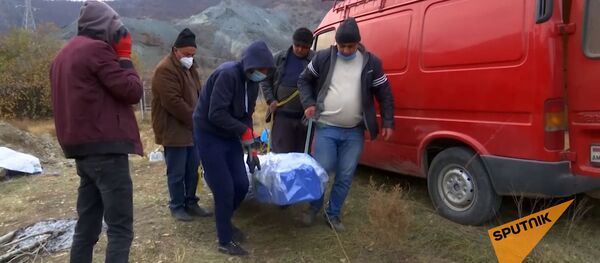 Жители Карвачара забирают останки своих родных с кладбищ - Sputnik Արմենիա