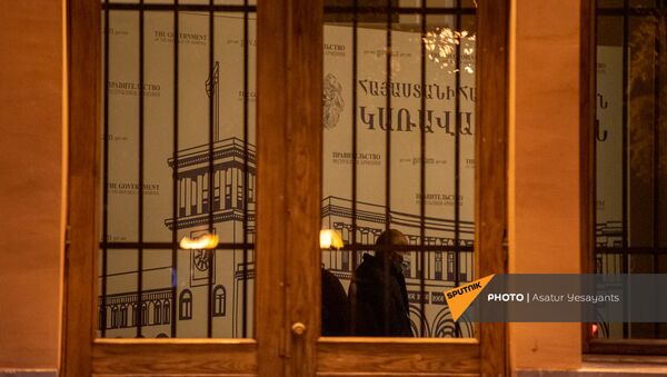 На входных дверях и окнах в здании правительства установили решетки - Sputnik Արմենիա