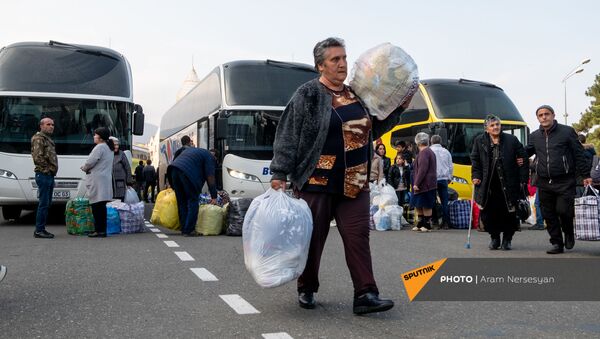 Беженцы из Карабаха прибывают из Армении в Степанакерт (17 ноября 2020). Карабах - Sputnik Արմենիա