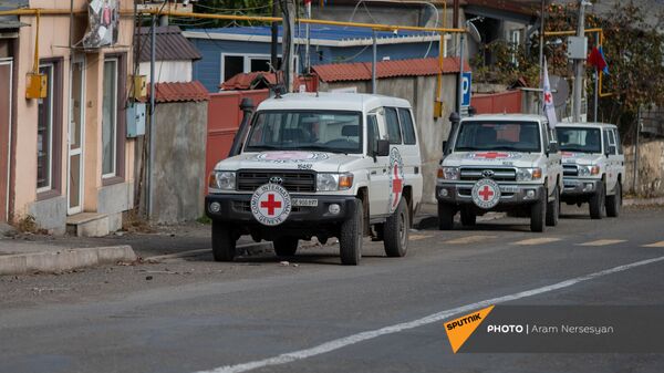 Автомобили Международного Комитета Красного Креста в Степанакерте - Sputnik Արմենիա