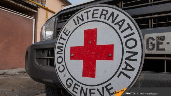 Автомобиль Международного Комитета Красного Креста в Степанакерте - Sputnik Արմենիա