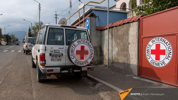Автомобили Международного Комитета Красного Креста в Степанакерте - Sputnik Армения