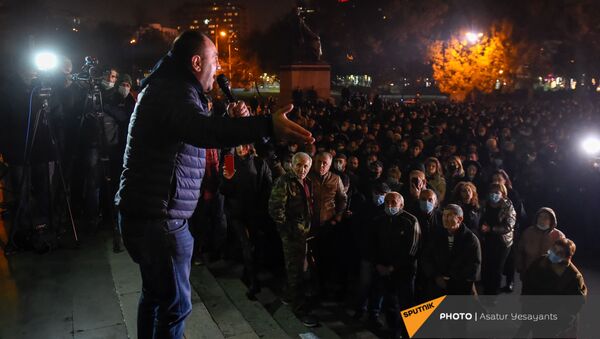 Продюсер Рубен Мхитарян выступает с речью на митинге оппозиции на площади Свободы (18 ноября 2020). Еревaн  - Sputnik Армения
