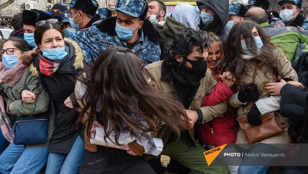 Полицейские задерживают участников акции протеста молодежи против премьер-министра (19 ноября 2020). Еревaн - Sputnik Արմենիա