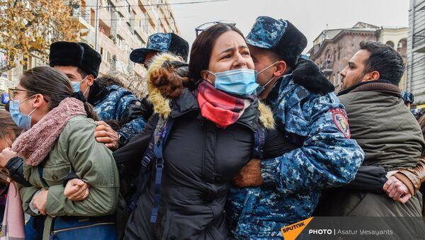 Полицейские задерживают участников акции протеста молодежи против премьер-министра (19 ноября 2020). Еревaн - Sputnik Армения