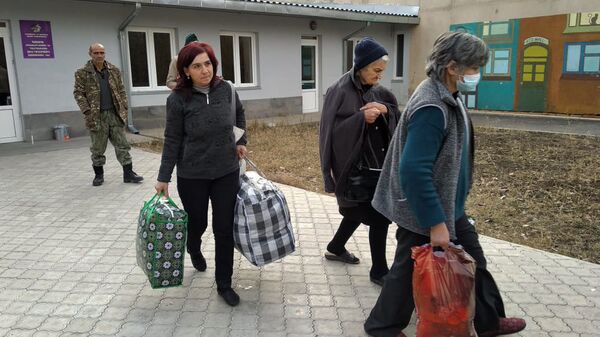 Карабахские беженцы возвращаются в Степанакерт (19 ноября 2020). Гюмри - Sputnik Армения