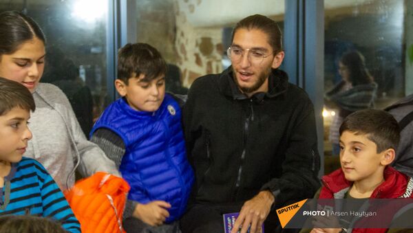 Волонтер из Диаспоры Седрак Балян с карабахскими детьми в отеле Гориса - Sputnik Армения