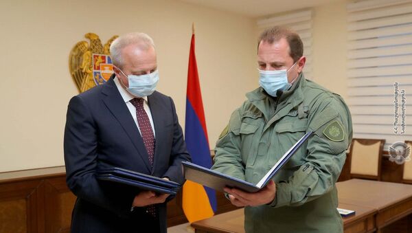 Министр обороны Армении Давид Тоноян вручил ЧП послу России Сергею Копыркину указы президента РА и награды военнослужащих ВВС РФ подбитого вертолета на армяно-азербайджанской границе (19 ноября 2020). Еревaн - Sputnik Արմենիա