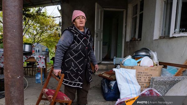 Жители села Угтасар Аскеранского района Карабаха покидают свои дома перед сдачей территорий азербайджанской стороне (19 ноября 2020). Карабах - Sputnik Արմենիա