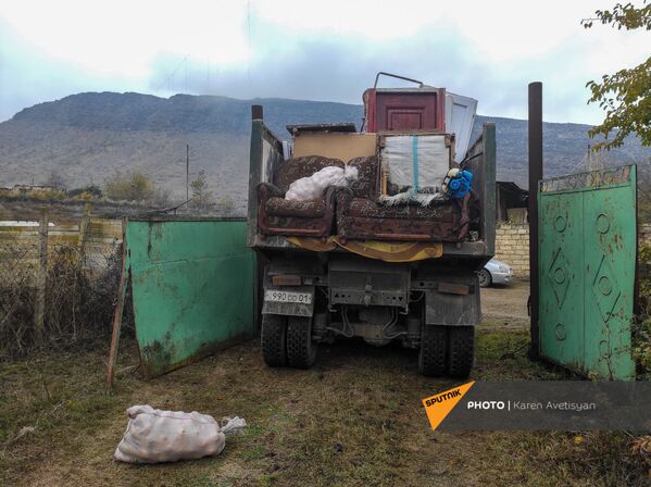 Իրերով բարձված բեռնատարը ճամփա է ընկնում Իրերով բարձված բեռնատարը ճամփա է ընկնում - Sputnik Արմենիա