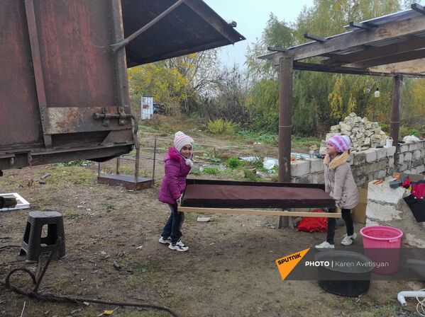 Ծնողներին օգնում են նաև երեխաները Ծնողներին օգնում են նաև երեխաները - Sputnik Արմենիա