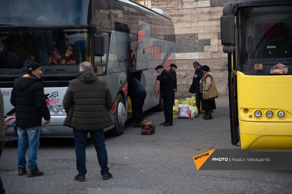 Даже паспорт не успел взять: карабахцы возвращаются домой, но не у всех он остался Даже паспорт не успел взять: карабахцы возвращаются домой, но не у всех он остался - Sputnik Армения
