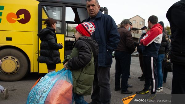 Из Автовокзала организованы рейсы в Карабах для беженцев из разных районов и сел НКР (20 ноября 2020). Еревaн - Sputnik Армения