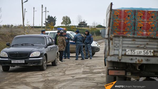 Блокпост полиции на дороге Степанакерт-Мартакерт в Аскеранском районе (20 ноября 2020). Карабах - Sputnik Армения