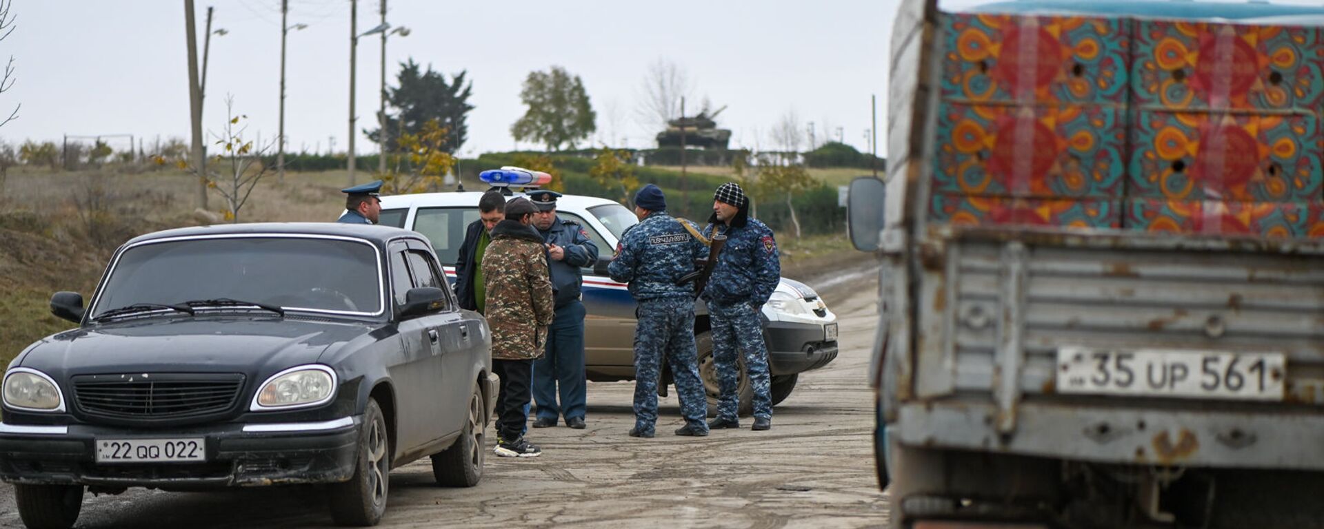 Блокпост полиции на дороге Степанакерт-Мартакерт в Аскеранском районе (20 ноября 2020). Карабах - Sputnik Армения, 1920, 26.08.2021