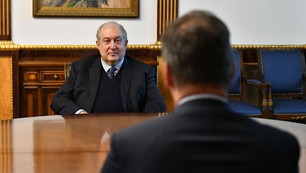 Президент Армен Саркисян встретился с Чрезвычайным и Полномочным Послом Франции в Армении Джонатаном Лакотом (20 ноября 2020). Еревaн - Sputnik Армения