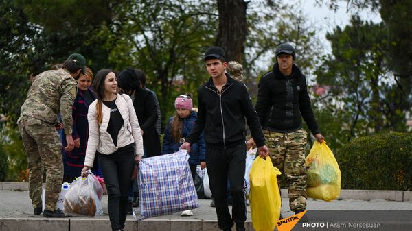 Беженцы из Карабаха прибывают из Армении в Степанакерт (20 ноября 2020). Карабах - Sputnik Արմենիա
