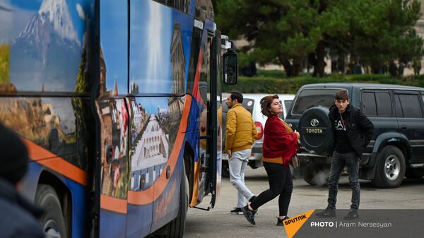 Беженцы из Карабаха прибывают из Армении в Степанакерт (20 ноября 2020). Карабах - Sputnik Արմենիա