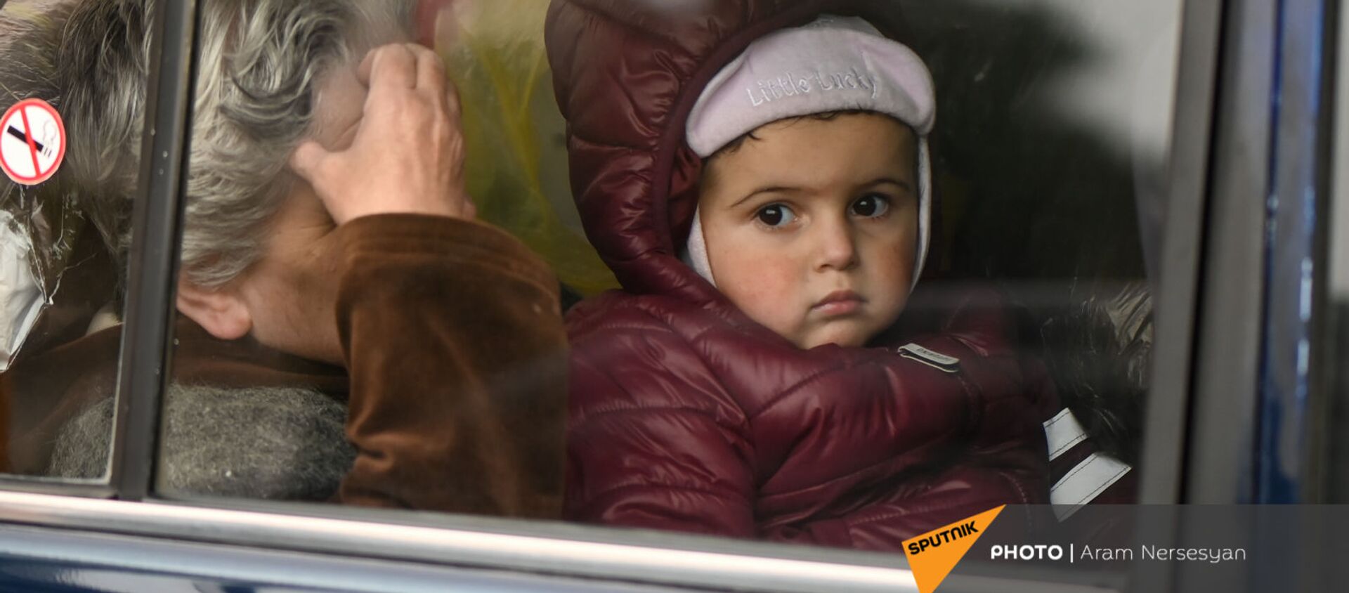 Беженцы из Карабаха прибывают из Армении в Степанакерт (20 ноября 2020). Карабах - Sputnik Армения, 1920, 21.06.2021