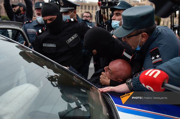 Митинги в центре Еревана: 85 человек доставлены в отделения полиции Митинги в центре Еревана: 85 человек доставлены в отделения полиции - Sputnik Армения