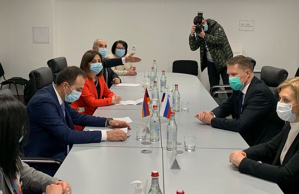 ՌԴ առողջապահության նախարարը Թորոսյանին փոխանցեց ռուսական պատվաստանյութի առաջին նմուշները ՌԴ առողջապահության նախարարը Թորոսյանին փոխանցեց ռուսական պատվաստանյութի առաջին նմուշները - Sputnik Արմենիա