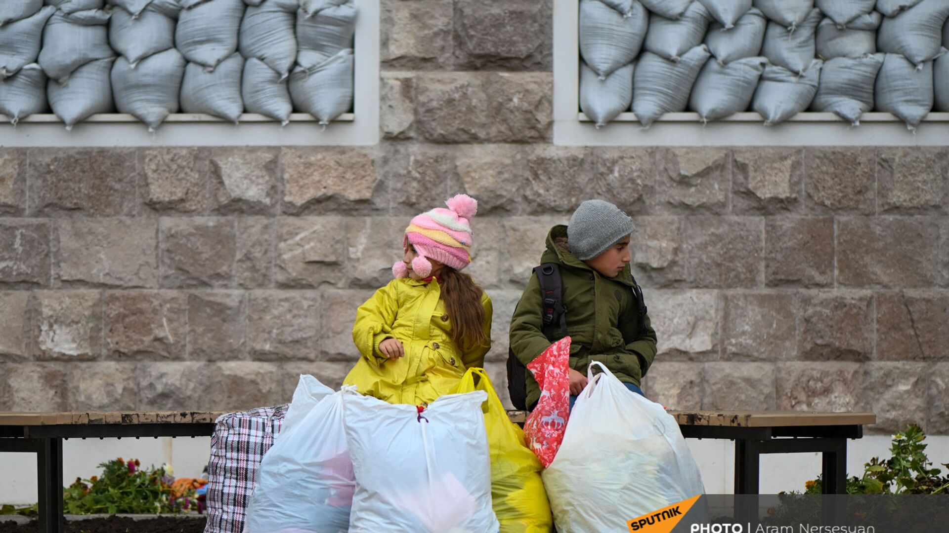 Дети из села Кирсаван ждут маму на площади в Степанакерте - Sputnik Արմենիա, 1920, 16.02.2021