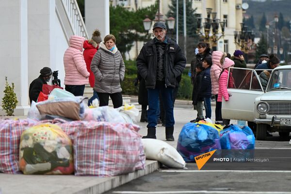С четырех сторон турки: как армяне пытаются вернуться к мирной жизни в Карабахе С четырех сторон турки: как армяне пытаются вернуться к мирной жизни в Карабахе - Sputnik Армения