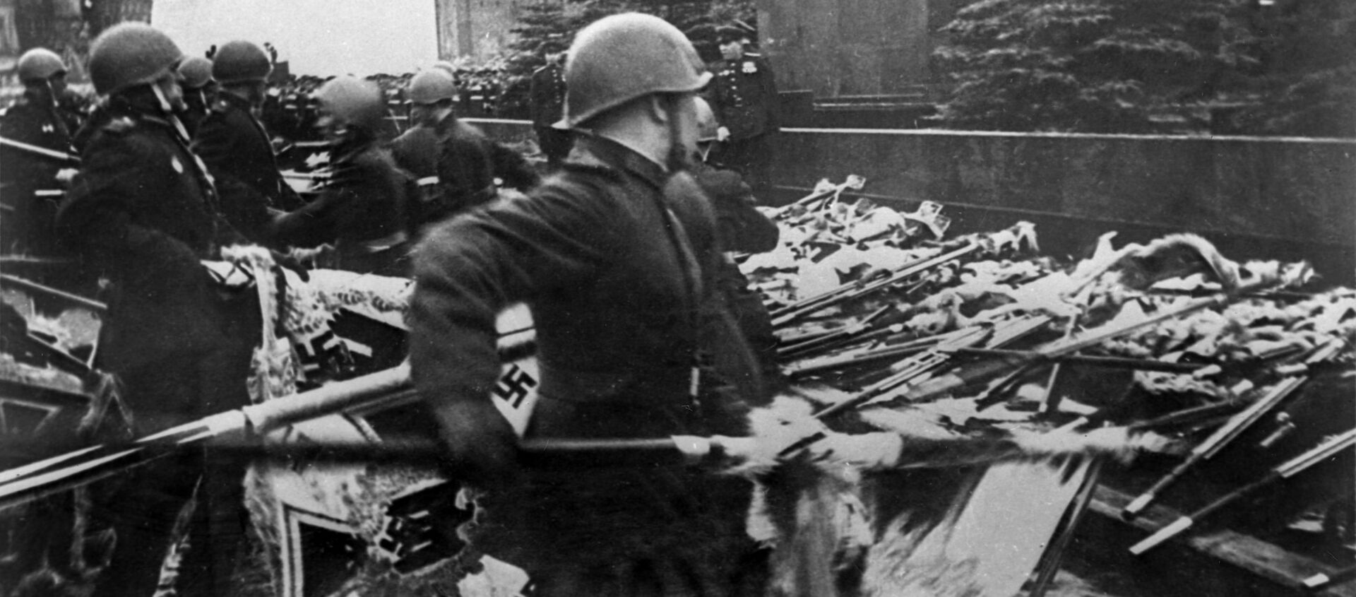 Парад Победы на Красной площади в Москве 24 июня 1945 года в ознаменование разгрома фашистской Германии во Второй мировой войне - Sputnik Армения, 1920, 21.11.2020