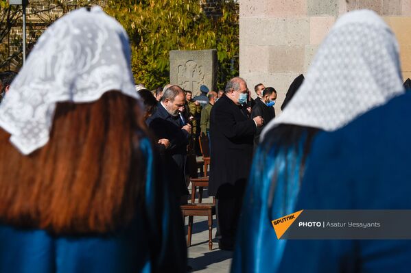 Поминальная служба в память о павших в карабахской войне героях в Первопрестольном Святом Эчмиадзине (22 ноября 2020). Эчмиадзин - Sputnik Армения