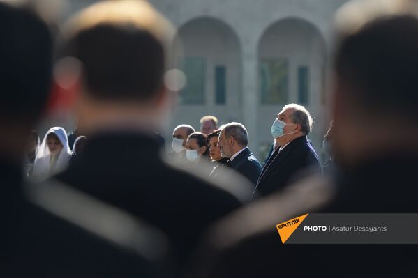 Президент Армении Армен Саркисян, премьер-министр Никол Пашинян с супругой Анной Акопян на церемонии - Sputnik Армения