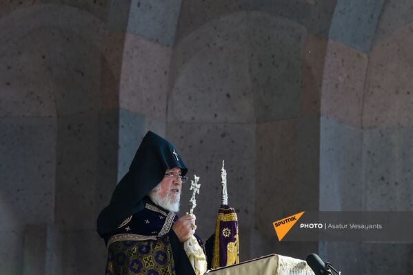 Католикос Гарегин II проводит поминальную службу в память о павших в карабахской войне героях в Первопрестольном Святом Эчмиадзине (22 ноября 2020). Эчмиадзин - Sputnik Армения