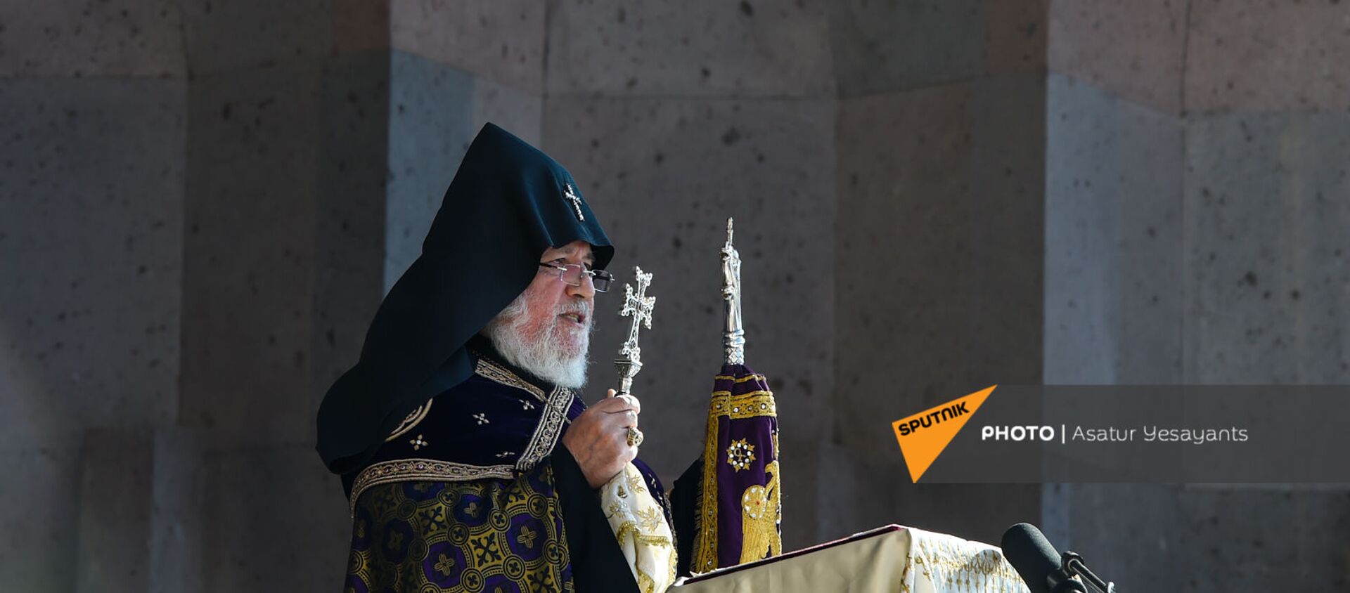 Католикос Гарегин II проводит поминальную службу в память о павших в карабахской войне героях в Первопрестольном Святом Эчмиадзине (22 ноября 2020). Эчмиадзин - Sputnik Արմենիա, 1920, 02.09.2021
