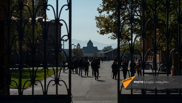Поминальная служба в память о павших в карабахской войне героях в Первопрестольном Святом Эчмиадзине (22 ноября 2020). Эчмиадзин - Sputnik Արմենիա