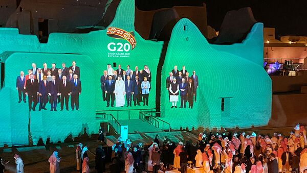 Проекция «семейного фото» для ежегодного саммита лидеров G20 на дворец Салва в Ат-Турайфе (20 ноября 2020). Дирия, Саудовская Аравия - Sputnik Армения