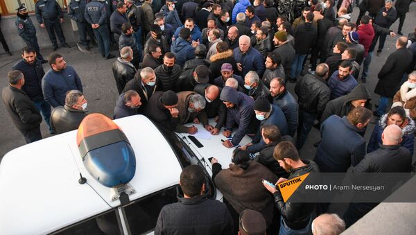Родственники пропавших без вести военнослужащих перед зданием министерства обороны (23 ноября 2020). Еревaн - Sputnik Արմենիա