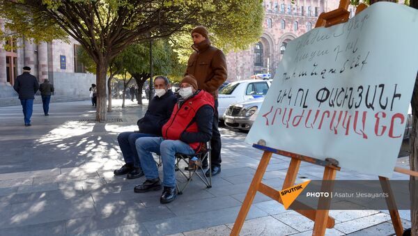 Объявившие голодовку Ким Балаян, Гарик Аветисян и Гегам Манукян на площади Республики (24 ноября 2020). Еревaн - Sputnik Армения