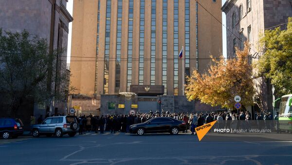 Родственники пропавших без вести военнослужащих во время войны в Карабахе у здания посольства России (24 ноября 2020). Еревaн - Sputnik Армения