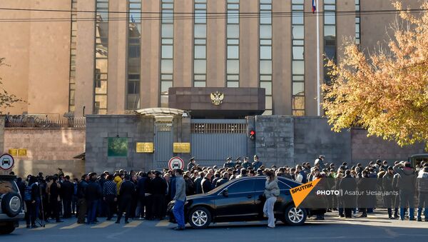 Родственники пропавших без вести военнослужащих во время войны в Карабахе у здания посольства России (24 ноября 2020). Еревaн - Sputnik Արմենիա